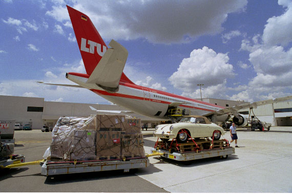 Eine LTU-Flieger auf dem Flughafen