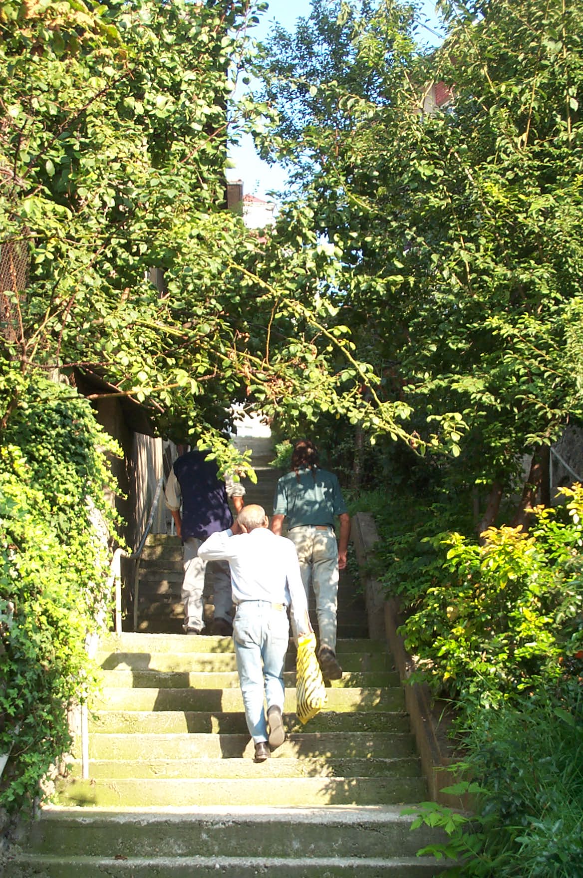 Bulgarien Veliko Tarnovo Man mu gut zu  Fu sein. Treppen und Stiegen liegen immer auf dem Weg. In betrunkenem Zustand eine Tortour, wie ich am eigenen Leibe erfahren mute.