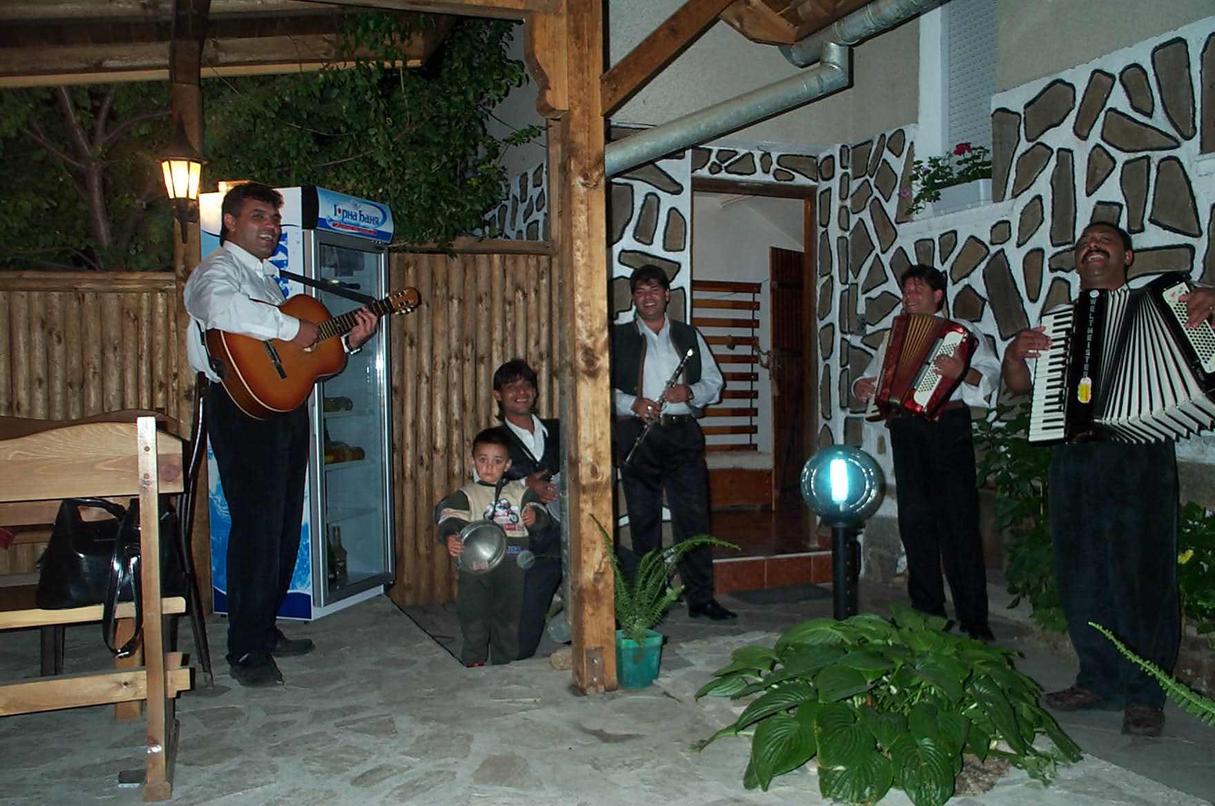 Bulgarien Bansko Abends in einer Mehana, spielt eine Combo auf.