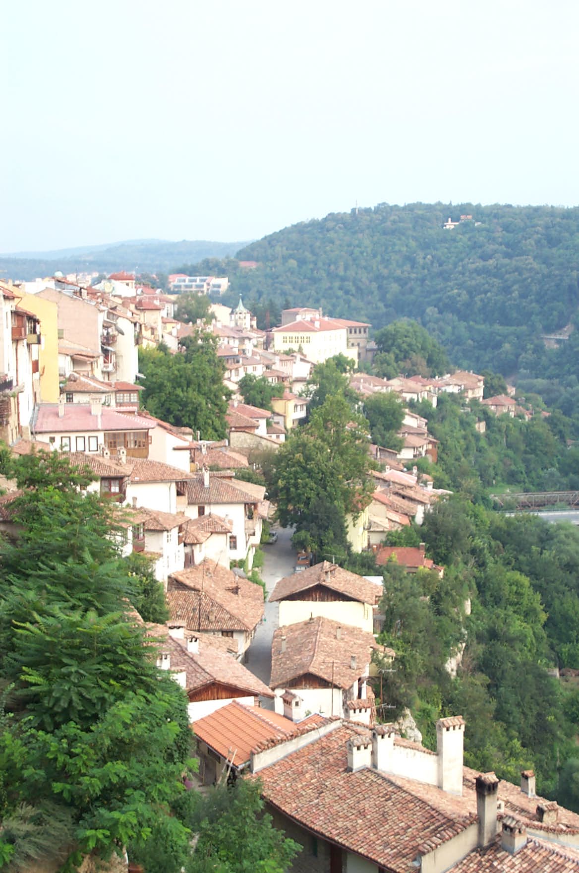 Bulgarien Veliko Tarnovo Wie Wurzeln, kleben die Huser an den Hgeln um die Stadt. Zahlreiche Knstler verewigen die Motive.