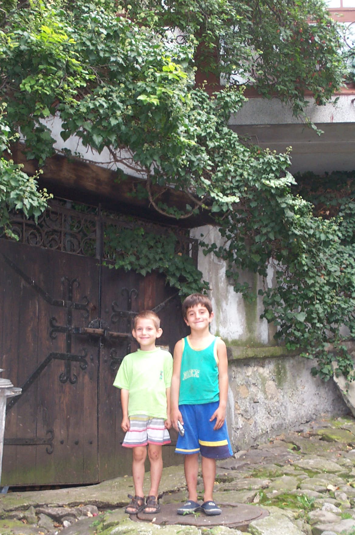 Bulgarien Veliko Tarnovo Diese beiden Jungs verfolgten mich durch die ganze Stadt. Gibt es so wenige Touristen, das ich so interessant bin?