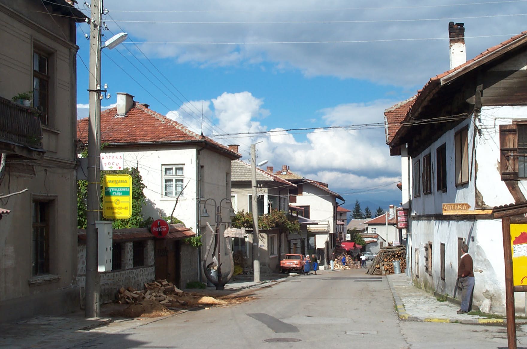 Bulgarien Bansko In diesen Tagen liegt vor fast jedem Haus ein Holzhaufen, fr den Winter.