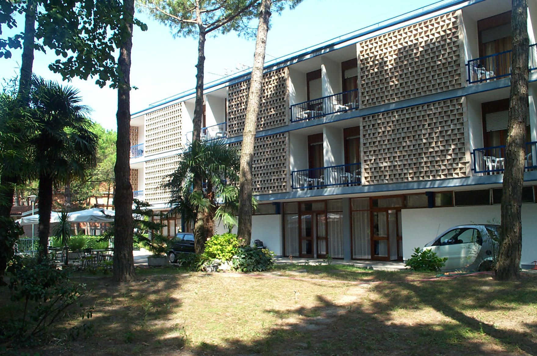 Italien Bibione Pineda das Hotel Horizonte sieht noch so aus wie vor 25 Jahren. Nur die Bäume sind merklich gewachsen.