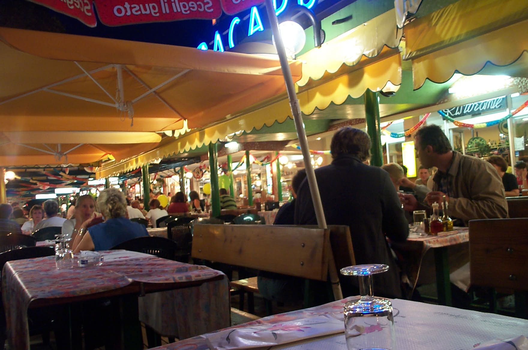 Italien Bibione Pineda Ahhh, das ist Italien wie ich es liebe. Ich könnte Stunden lang in solchen Restaurants verbringen und den Menschen um mich lauschen.
