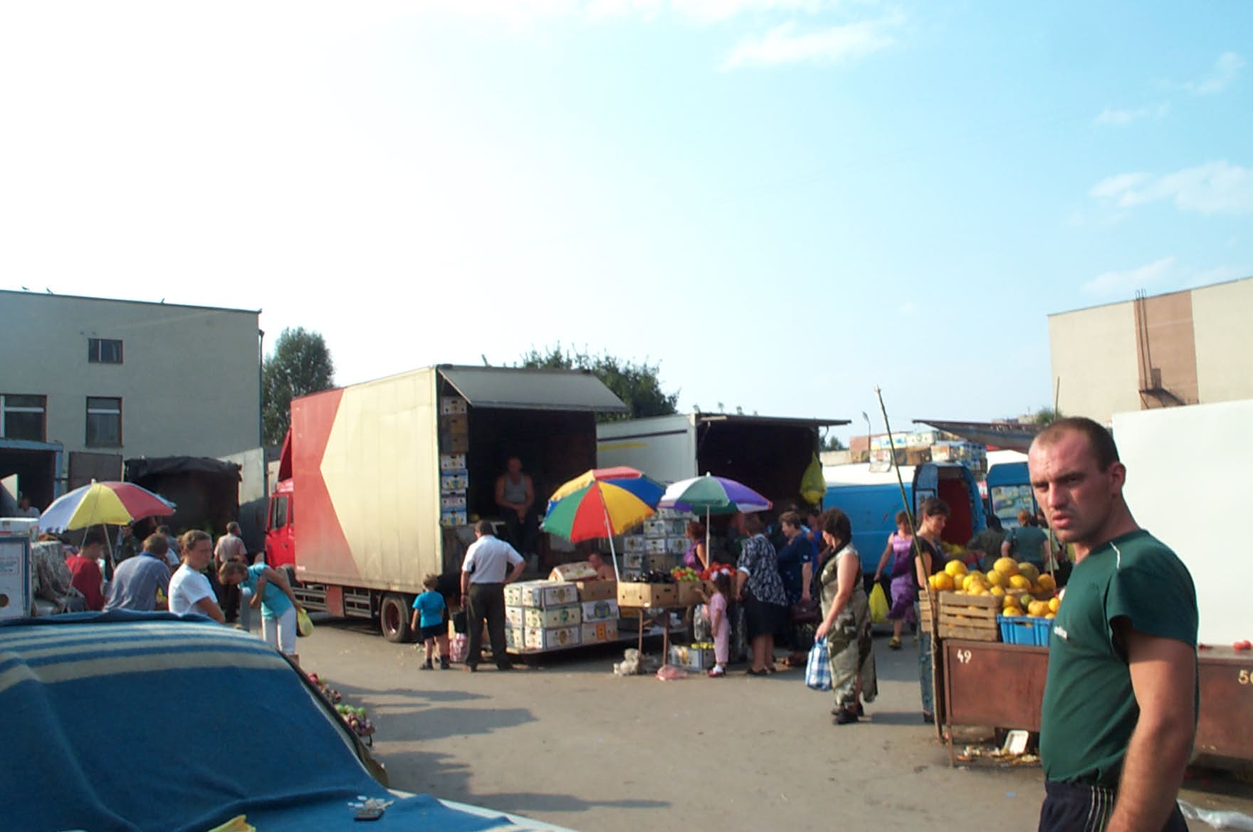 Ukraine Ternopol auf dem Markt werden  gewaltige Mengen Gemse umgesetzt. Ganze LKW's beladen mit Melonen oder Tomaten warten auf Kundschaft.