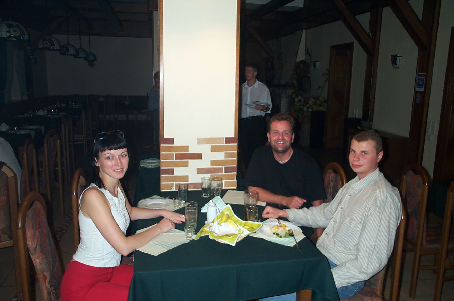 Ukraine Ternopol Abends gehe ich mit meinen neune Freunden Pawel, und seiner Frau Irina aus. Zu spterer Stunde fllt sich das Restaurant noch, und eine Band sorgt mit ukrainischen Schnulzen fr Stimmung.