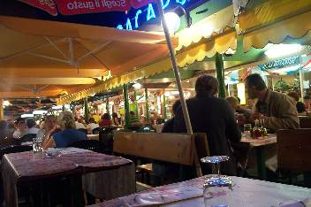 Abends in der Pizzeria von Bibione Pineda, Wildrich