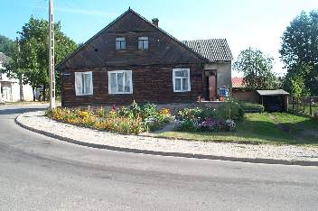 Ein typisches Holzhaus am Ortsrand., Wildrich
