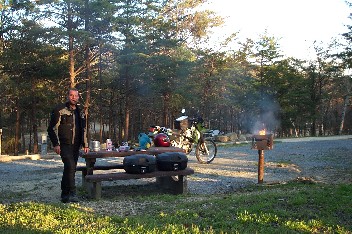 Wildrich Weltreise Zeltplatz in Alabama. Es wird eine kalte Nacht